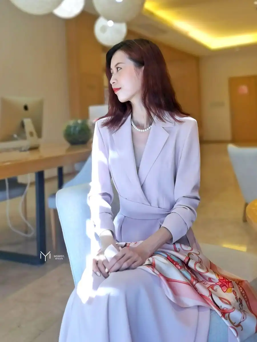 西装领收腰大摆连衣裙