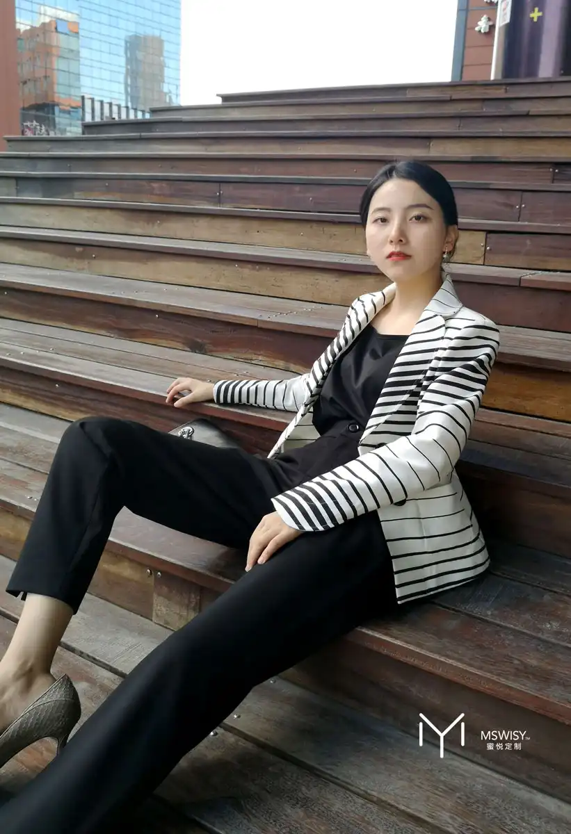 黑白条纹短版圆驳头修身女士西装