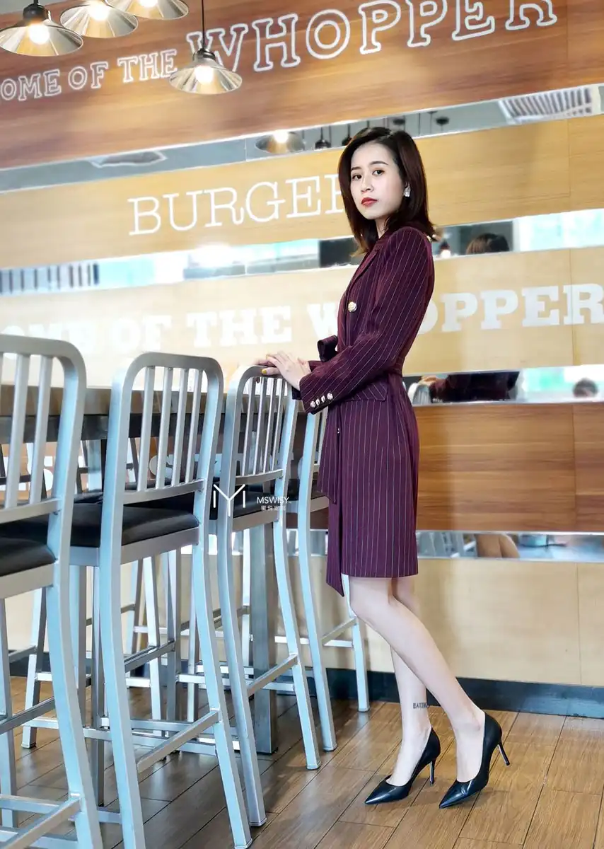 暗红色连体不对称下摆腰带西装裙