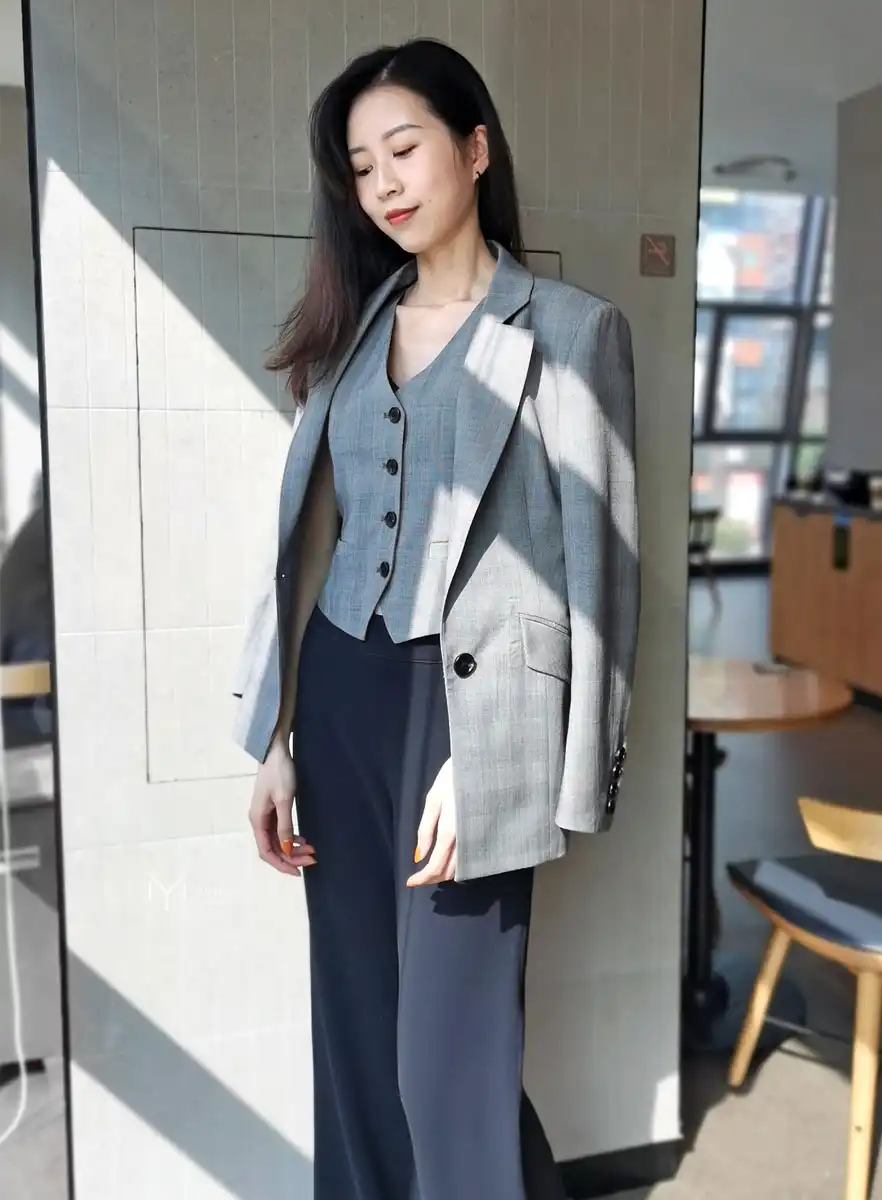灰色一粒扣平驳头单扣女西装