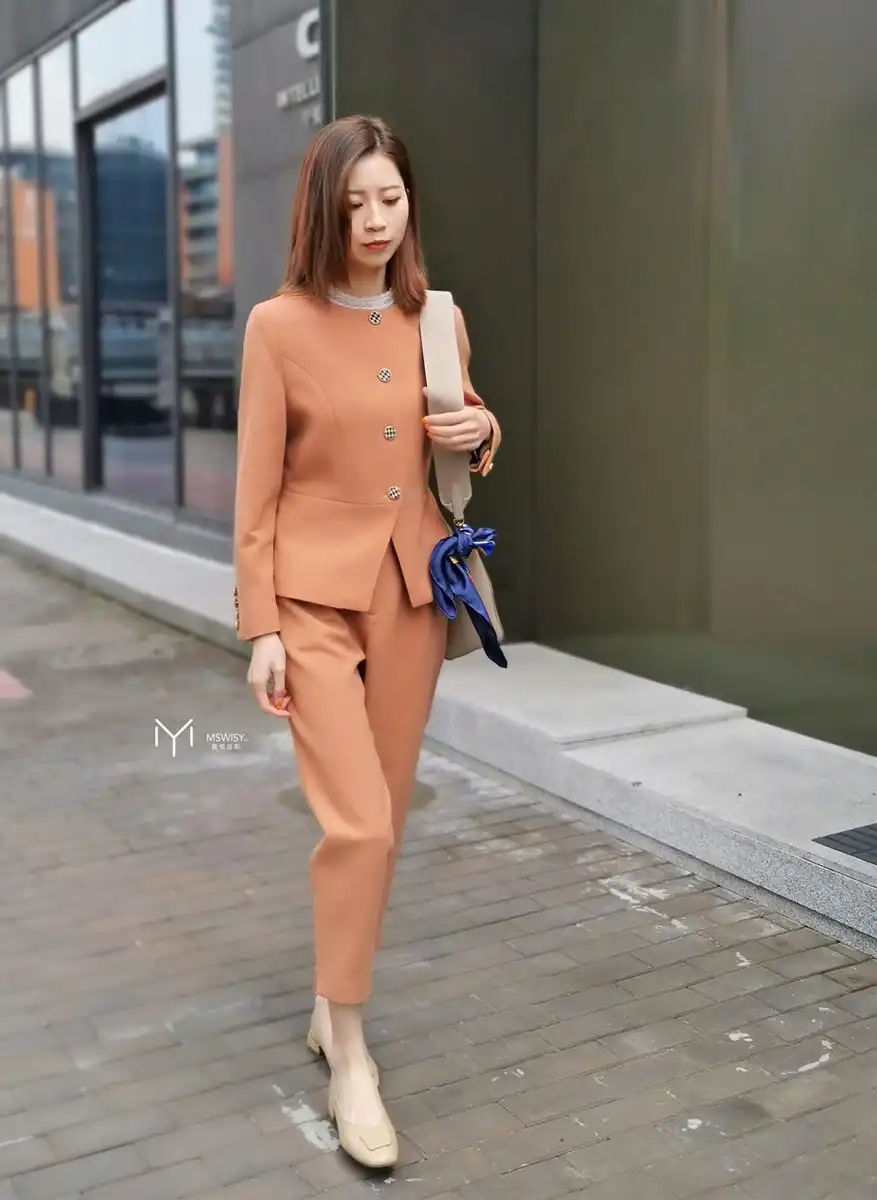 肉桂粉圆领开摆女士时装上衣