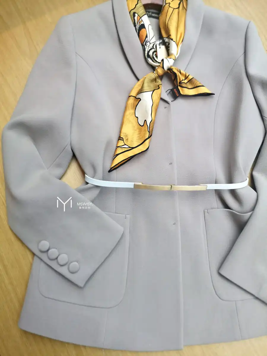 浅灰青果小领贴袋经典女款上衣