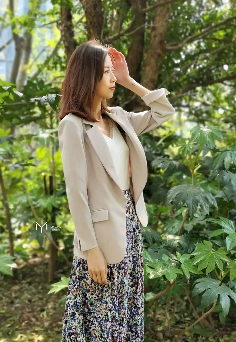 浅驼色八分袖斜摆真丝内里女西装