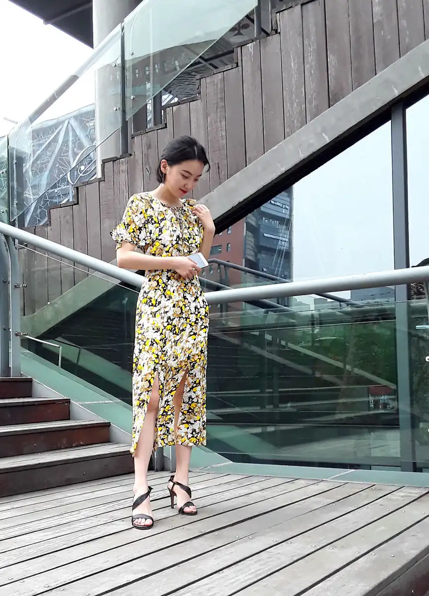 黄花色V领木耳边短袖连衣裙