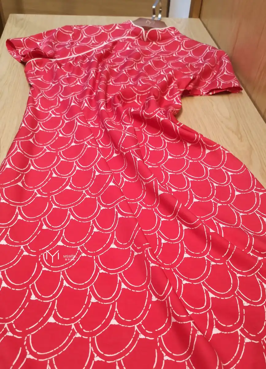 红色中式立领丝棉侧开叉连衣裙