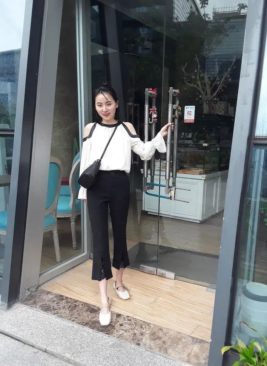 露肩撞色真丝上衣