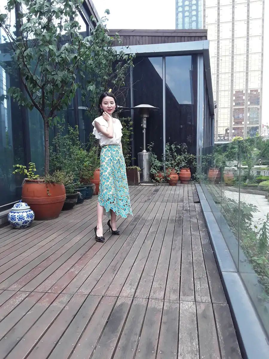 不对称下摆蕾丝半身裙