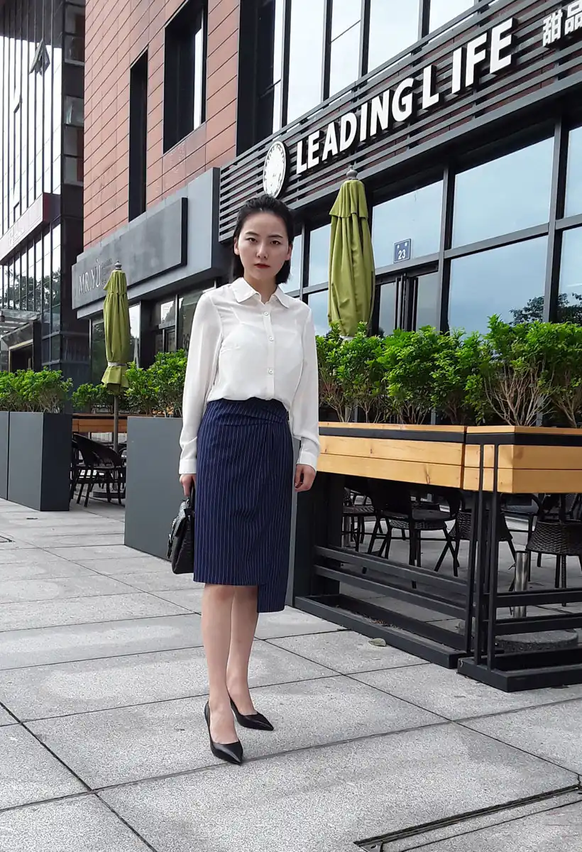 不对称下摆条纹半身裙